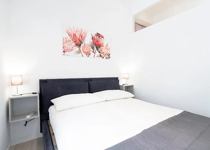 Appia Purple Terrace In Apartment
